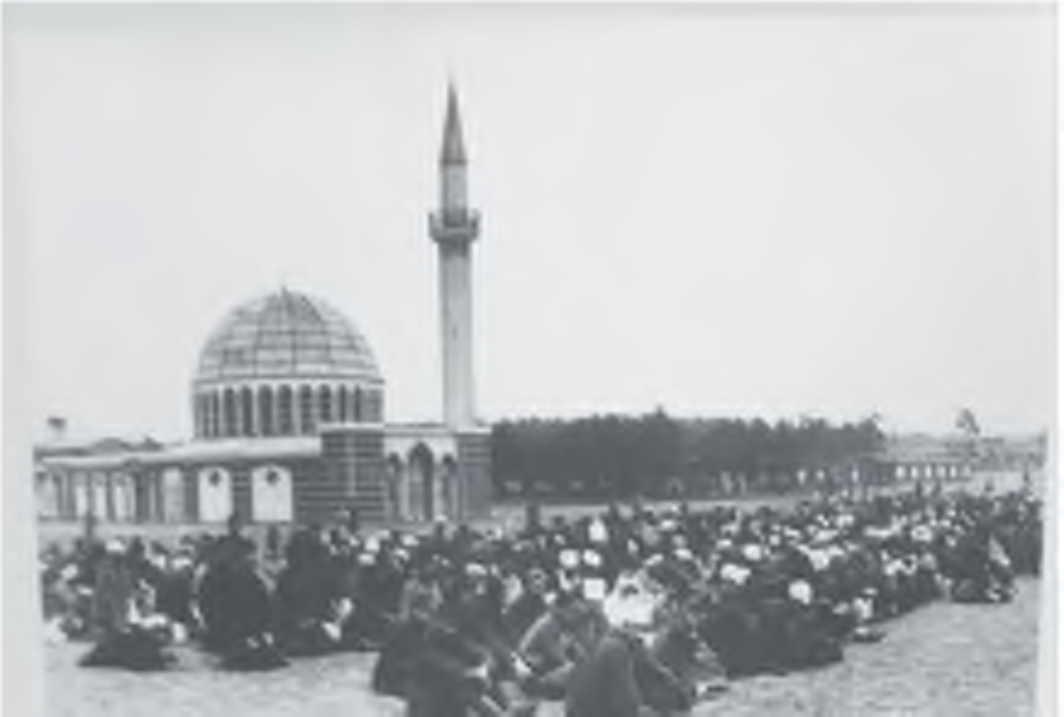 Berlin’e 45 km mesafedeki Wünsdorf’ta Hilal Esir Kampı'nda Müslüman esirler için 1915 yılında yaptırılan ve 1933 yılında yıktırılan cami ve önünde Müslüman esirler.