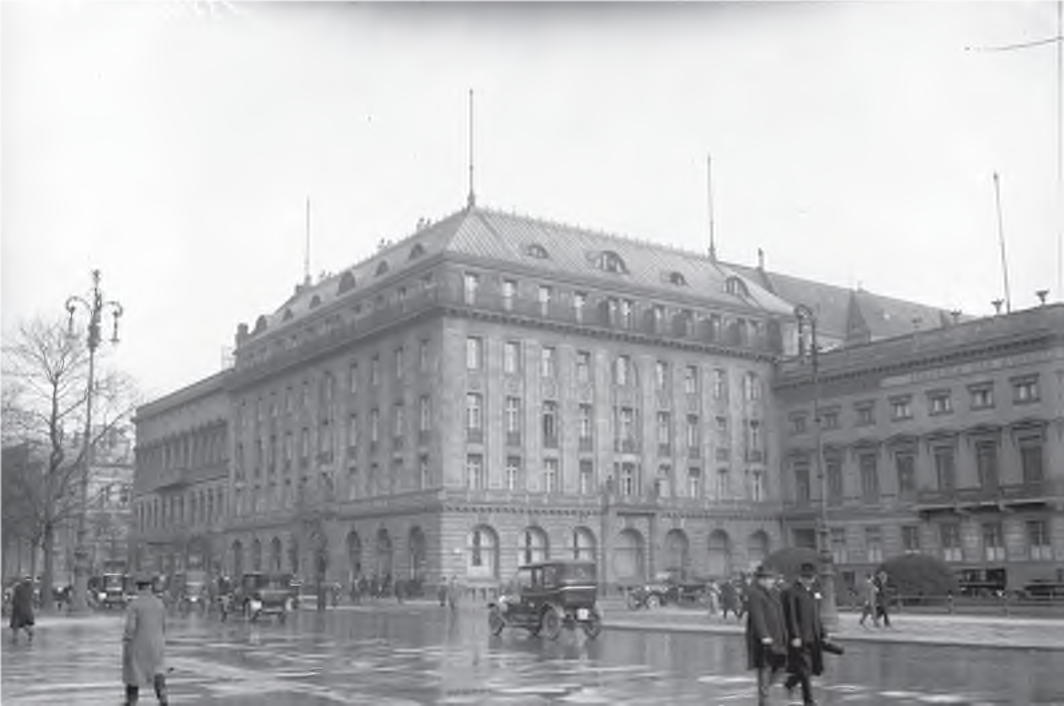 Mehmet Âkif’in Kaiser II. Wilhelm’in misafiri olarak kaldığı daha sonra çok lüks diye ayrıldığı Adlon Oteli.