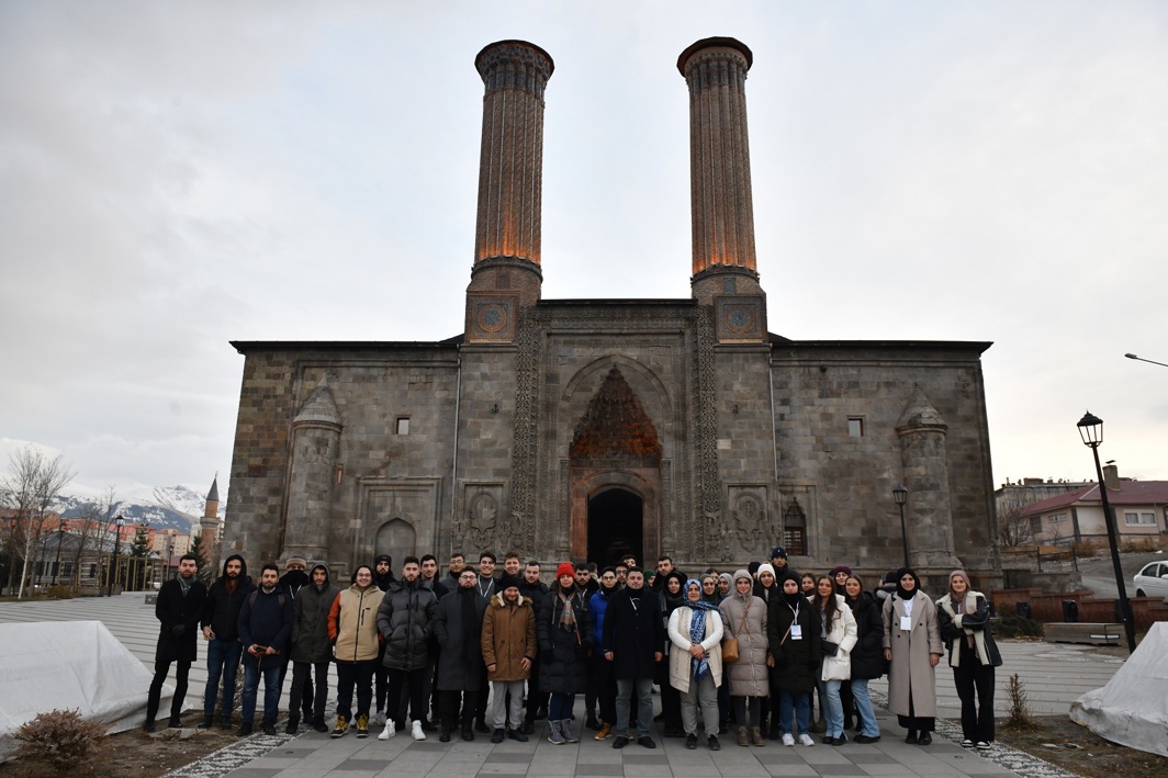 Diasporadaki Gençlerimiz Erzurum Çifte Minareli Medrese'de. 
