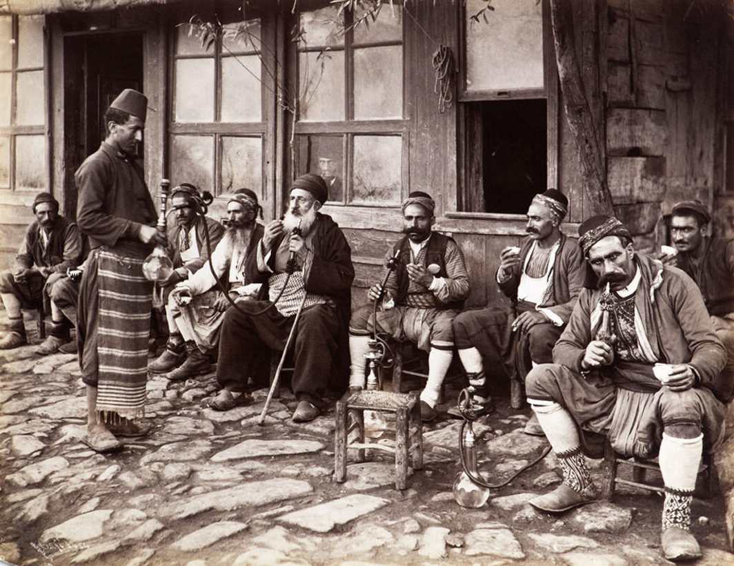 1905’te İstanbul’da çekilen bu kareye de yansıdığı gibi Osmanlı döneminde kahvehaneler halkın sosyalleştiği alanlar olarak rağbet edilen mekânlar olmayı sürdürdü. 