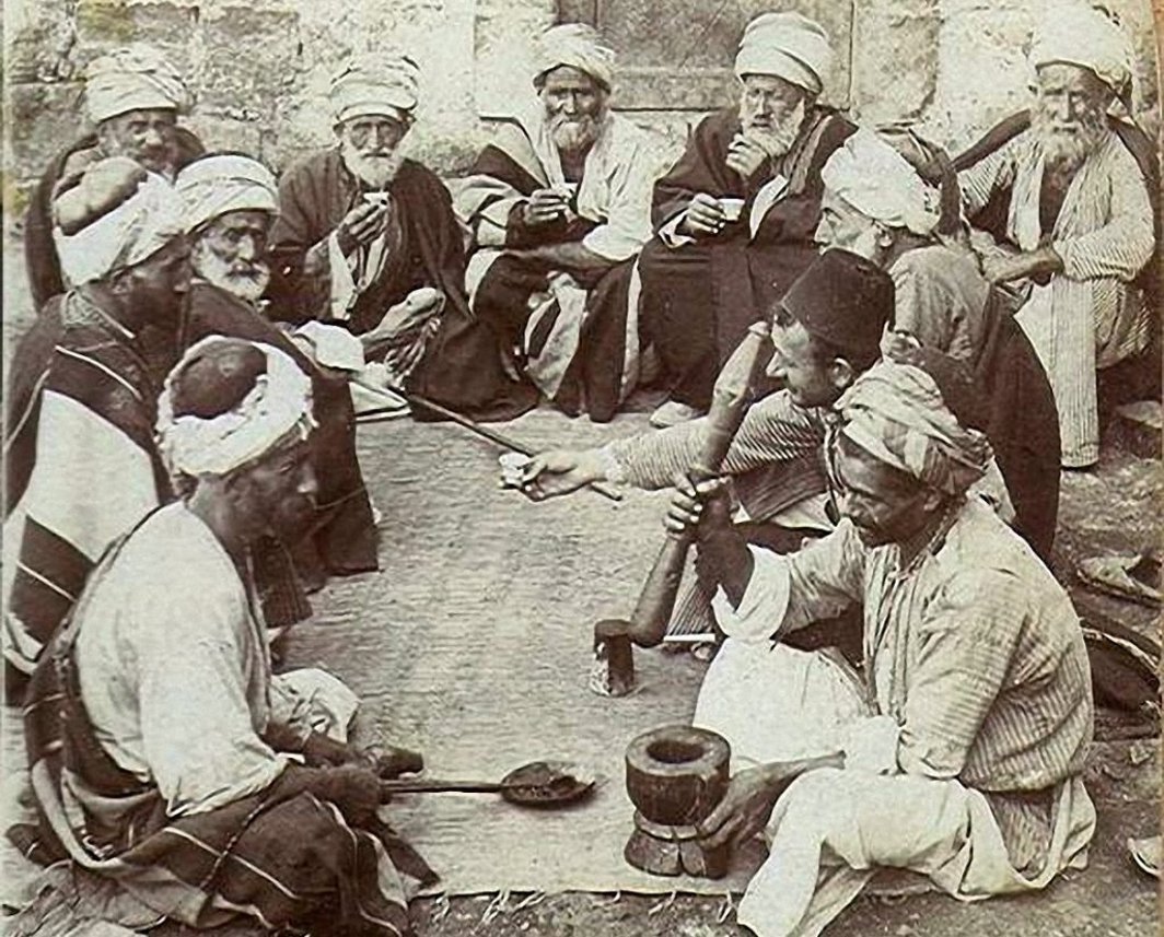 1900’lerde Filistin’de bir kahvehane.
